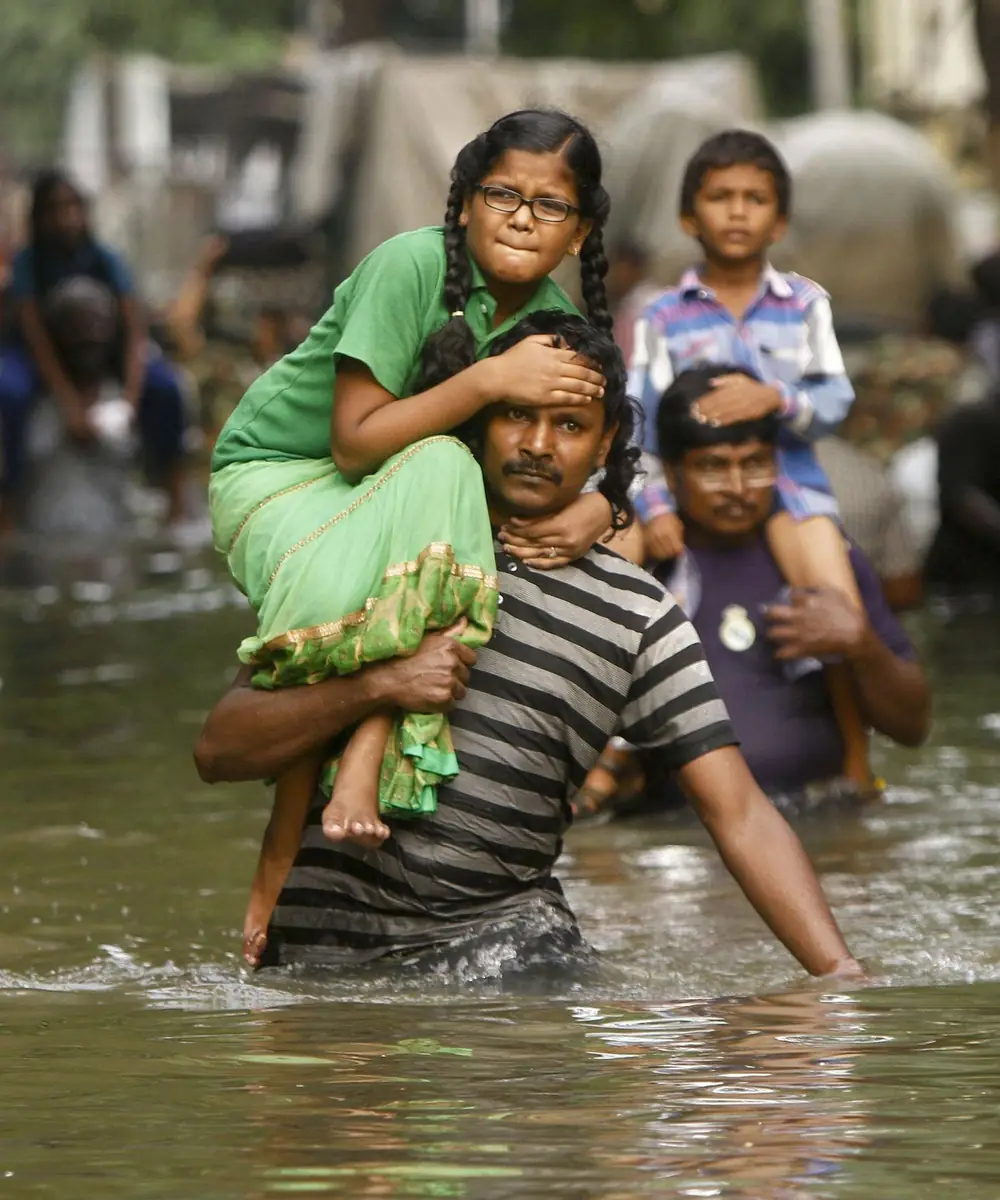 He lifted her above the water